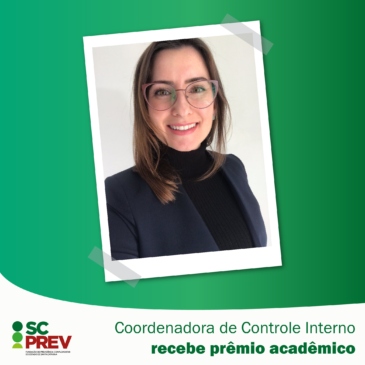Coordenadora de Controle Interno recebe prêmio acadêmico